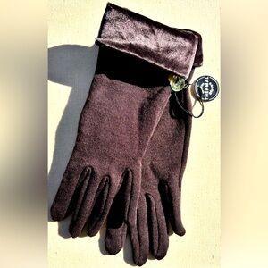 Elegant Thermal Gloves with Velvet Trim
Made in England
NWT / Never Worn